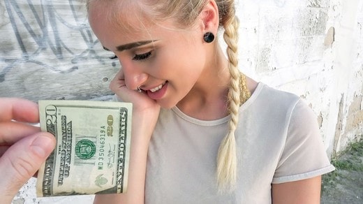 Блондинка на публике пробует секс за деньги