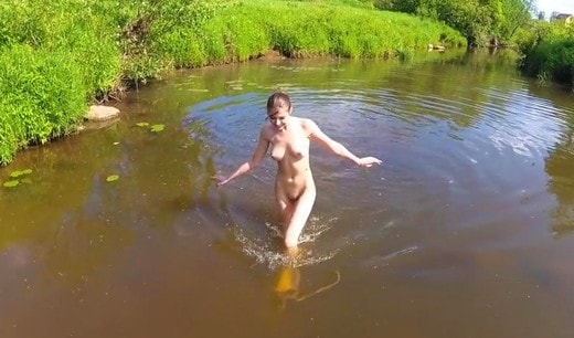 Бурный секс согрел девушку после купания в холодной деревенской реке