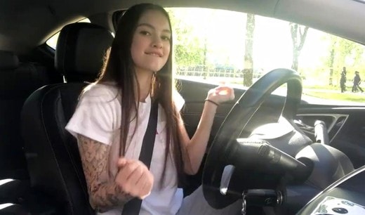 Русская мастурбация молодой девушки в машине