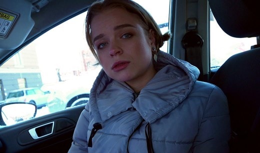 Симпатичная русская девушка отсосала в машине