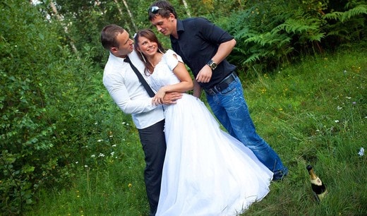 Русскую молодую невесту пустили по кругу после свадьбы