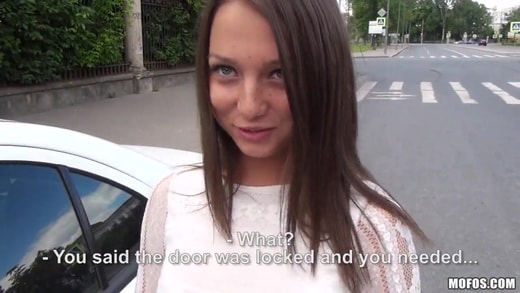 Русская девушка дала в задницу в машине