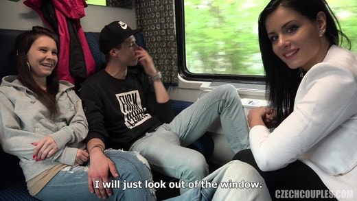Пара свингеров занимается групповым сексом в поезде